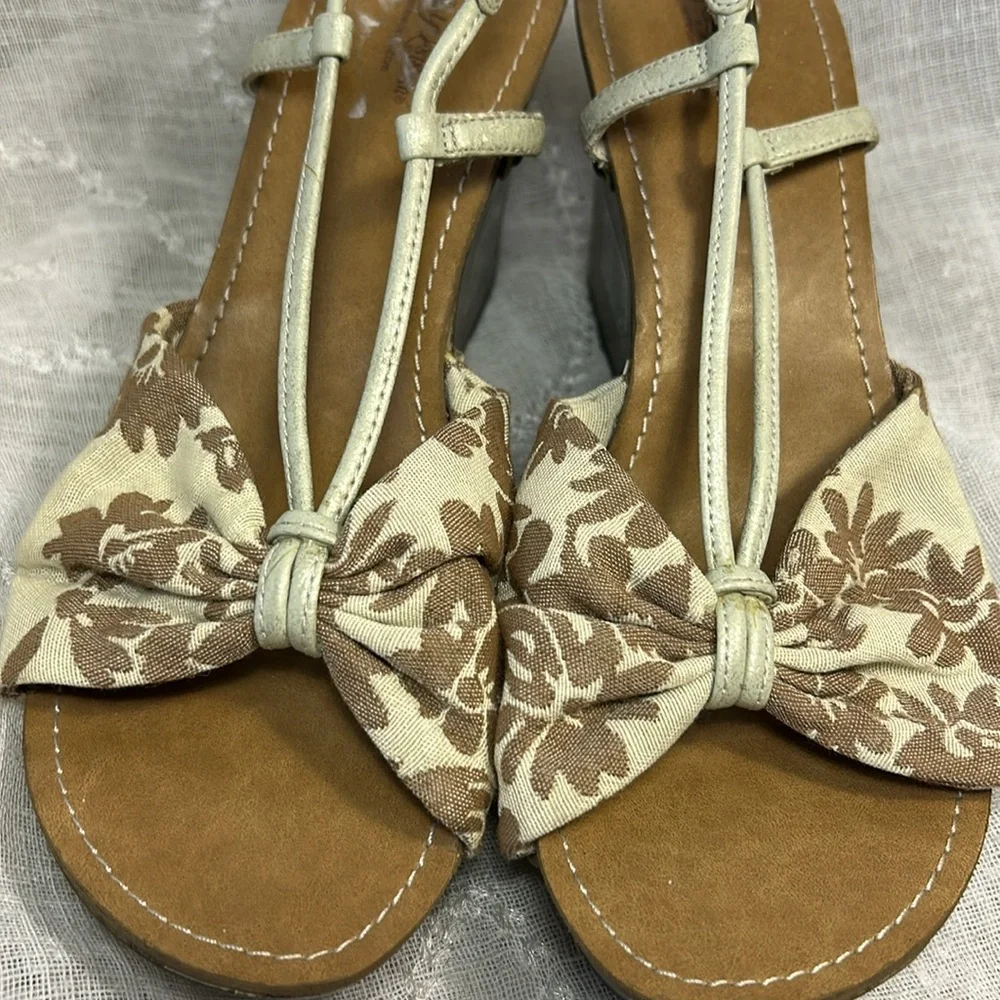 Self Esteem almost NEW wedge bow sandals